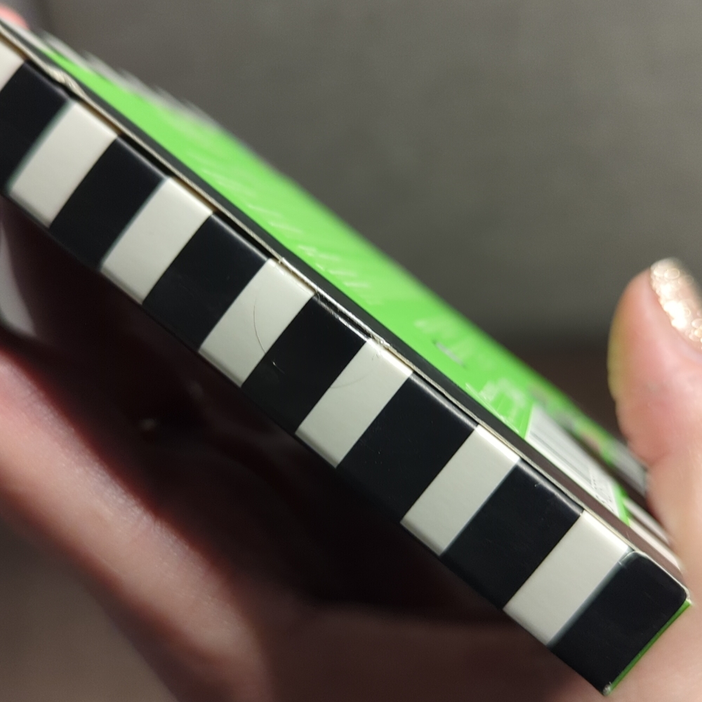Revolution Beetlejuice eye shadow palette - Picture 7 of 8